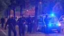 Polisi dengan senjata lengkap berjaga di dekat lokasi penembakan di pusat perbelanjaan Olympia di Munich, Jerman (22/7). Penembakan tersebut menewaskan sekitar 10 orang,termasuk pelaku.  (REUTERS / Reuters TV)