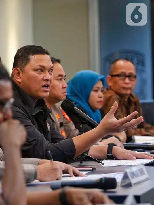 Direktur Kriminal Umum Polda Metro Jaya Kombes (Pol) Hengki Haryadi (kiri) saat memberikan keterangan kepada wartawan terkait kasus penganiayaan remaja 17 tahun berinisial D di Polda Metro Jaya, Jakarta, Kamis (2/3/2023). Polisi menemukan sejumlah Lat bukti baru seperti CCTV, percakapan media sosial dan sebagainnya. Perubahan status AG dari yang sebelumnya anak berhadapan hukum menjadi anak yang berkonflik dengan hukum namun tidak dapat disebut sebagai tersangka.  (Liputan6.com/Angga Yuniar)