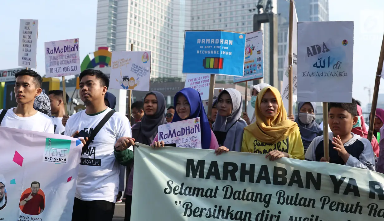 Beragam tulisan menyambut datangnya bulan Ramadan dibawa sejumlah remaja saat acara Car Free Day di Bundaran Hotel Indonesia, Jakarta, Minggu (13/5). Mereka mengajak warga untuk menyambut bulan suci bagi umat muslim. (Liputan6.com/Helmi Fithriansyah)