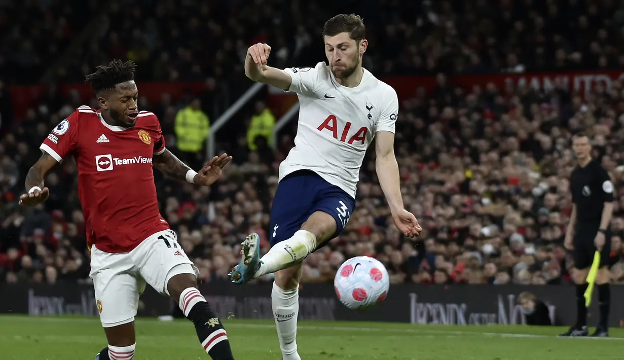 Bek Tottenham Hotspur Ben Davies berebut bola dengan gelandang Manchester United (MU) Fred pada pekan ke-29 Liga Inggris di Old Trafford, Minggu (13/3/2022) dini hari WIB. Ronaldo mencetak hattrick untuk membawa MU menang 3-2. (AP Photo/Rui Vieira)