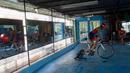 Atlet triathlon Kuba, Leslie Amat mengendarai sepedanya, diadaptasi menjadi stasioner, di bawah pengawasan pelatihnya Dioseles Fernandez di teras rumahnya di Havana, Senin (20/4/2020). Atlet Kuba tak bisa berlatih di fasilitas olahraga seperti biasanya selama pademi corona. (AP /Ismael Francisco)
