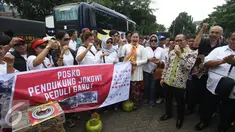 Menteri Tenaga Kerja dan Transmigrasi Hanif Dhakiri melepas keberangkatan rombongan Pendukung Jokowi Peduli Garut di Tugu Proklamasi, Jakarta, Rabu (28/9). (Liputan6.com/Immanuel Antonius) 