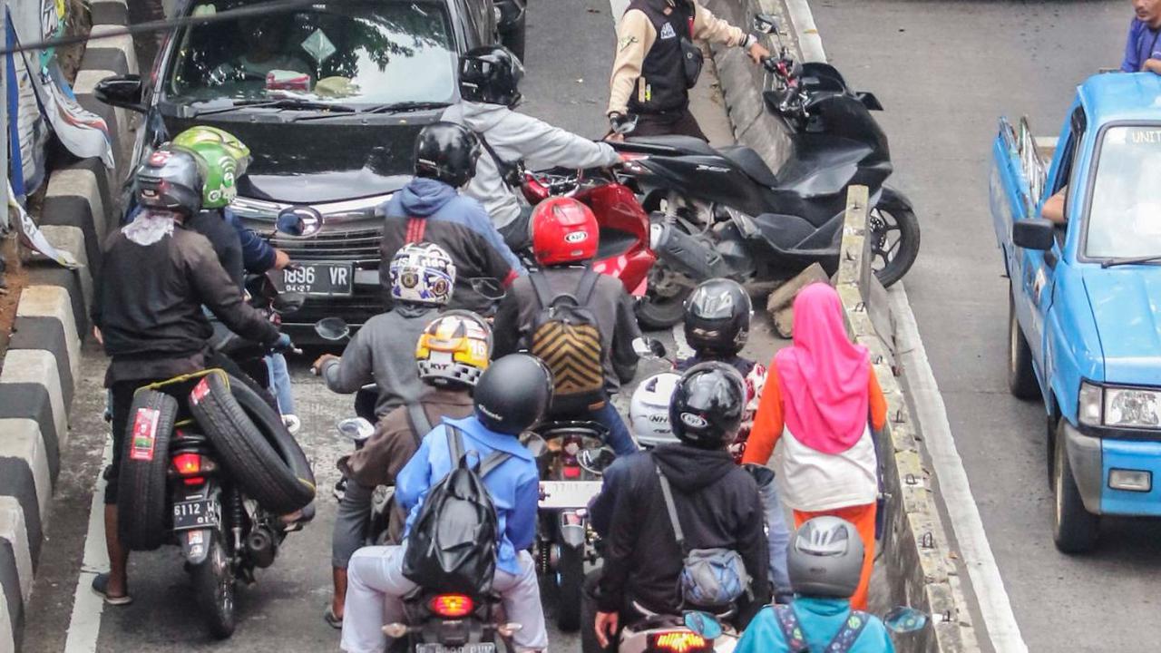Aksi pemotor ini sangat membahayakan keselamatan dan menyebabkan perjalanan TransJakarta terhambat.
