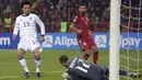 Pada menit ke-25 Jerman nyaris mencetak gol kedua lewat Leroy Sane. Namun, bola sepakannya masih tepat dalam pelukan Stanislav Buchnev. (AFP/Karen Minasyan)