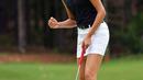 Celeste Dao dari Kanada usai memukul bola setelah birdie di lubang keempat selama putaran kedua turnamen golf wanita AS Terbuka di Shoal Creek, Ala (1/6). (AFP Photo/Drew Hallowell)