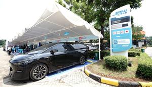 Suasana SPKLU Center PLN di Rest Area KM 10.6 Jagorawi yang dilengkapi fasilitas Ultra Fast Charging beroperasi&nbsp;24&nbsp;jam. (Dok PLN)