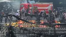Suasana pabrik kembang api yang meledak dan terbakar di Komplek Pergudangan 99, Jalan Raya Salembaran, Cengklong, Kosambi, Kab Tangerang, Banten (26/10). Dikabarkan sekitar 47 orang tewas dan 46 luka-luka akibat kejadian tersebut. (AFP Photo/Demy Sanjaya)
