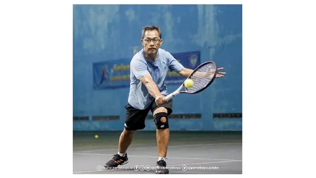 Potret Aji Santoso Pelatih Persebaya Surabaya Saat Bermain Tenis