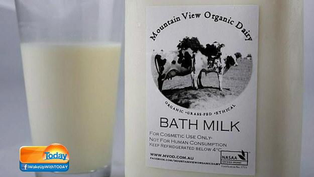 Dalam susu mandi sebenarnya telah terdapat label jangan dikonsumsi | foto : copyright buzzfeed.com