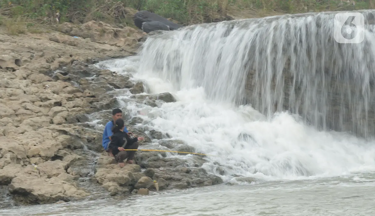 Warga memancing ikan di sungai Cileungsi, Pasir Mukti, Jawa Barat, Sabtu (29/5/2021).  Mencari ikan dengan alat pancing seadanya merupakan cara warga di sekitar Sungai Cileungsi untuk mengisi kekosongan waktu. (merdeka.com/Imam Buhori)