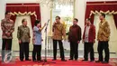 Presiden Jokowi dan Pansel Calon Anggota Komisi Yudisial saat akan mengumumkan tujuh nama yang lolos seleksi calon anggota KY di di Istana Merdeka, Jakarta, Rabu (3/9/2015). (Liputan6.com/Faizal Fanani)