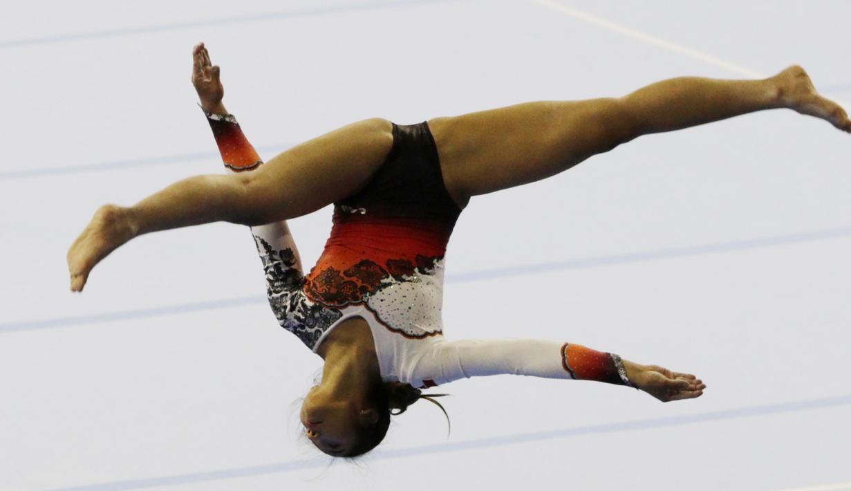 Pesenam Indonesia, Rifda Irfanaluthfi, melakukan gerakan saat nomor all-round individual putri cabang senam pada SEA Games 2019 di Kompleks Rizal Memorial, Manila, Senin (2/12). Dirinya berhasil meraih medali perak. (Bola.com/M Iqbal Ichsan)