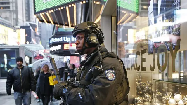 Pada foto tahun 2016 di atas, polisi bersenjata dikerahkan di beberapa titik di Kota New York untuk mengamankan perayaan Malam Tahun Baru (AP)
