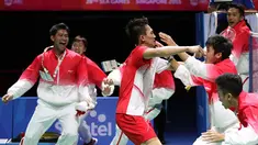 Pebulutangkis putra Indonesia menyambut Ihsan Maulana Mustofa setelah memastikan kemenangan atas Thailand 3-2 dalam final beregu putra bulutangkis SEA Games 2015 di Singapore Indoor Stadium, Singapura. Jumat (12/5). (Bola.com/Arief Bagus)