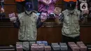 Petugas menunjukan barang bukti hasil Operasi Tangkap Tangan (OTT) tersangka Walikota Rahmat Effendi dengan sejumlah tersangka di Gedung KPK, Jakarta, Kamis (6/1/2022). KPK mengamankan barang bukti uang Rp5,7 miliar yang diterima Wali Kota Bekasi Rahmat Effendi. (Liputan6.com/Faizal Fanani)