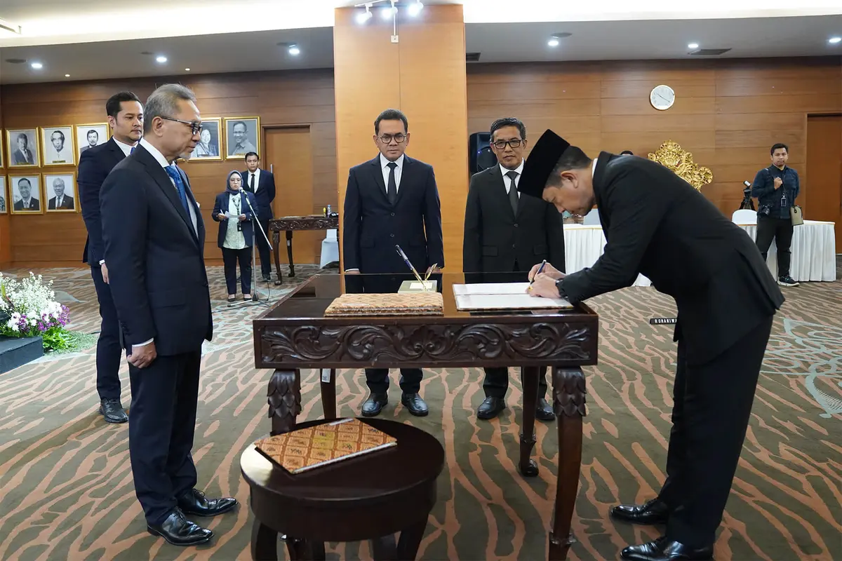 Menteri Perdagangan Zulkifli Hasan melantik empat Pimpinan Tinggi Madya Kementerian Perdagangan di kantor Kemendag, Jakarta, Kamis (17/10/2024). (Dok Kemendag)