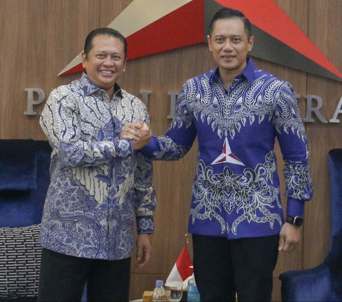 Ketua Umum Partai Demokrat, Agus Harimurti Yudhoyono (AHY) melakukan salam komando dengan Ketua Majelis Permusyawaratan Rakyat (MPR) Bambang Soesatyo saat menggelar pertemuan di Kantor&nbsp;DPP Partai Demokrat, Jakarta, Selasa (16/7/2024). AHY mengungkapk