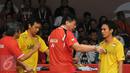 Ganda putra Indonesia, M Ahsan/Hendra Setiawan mendengarkan arahan tim pelatih saat laga melawan Liu Xiaolong/QiuZihan (Tiongkok) di final Total BWF World Championships 2015, Jakarta, Minggu (16/8/2015). (Liputan6.com/Helmi Fithriansyah)