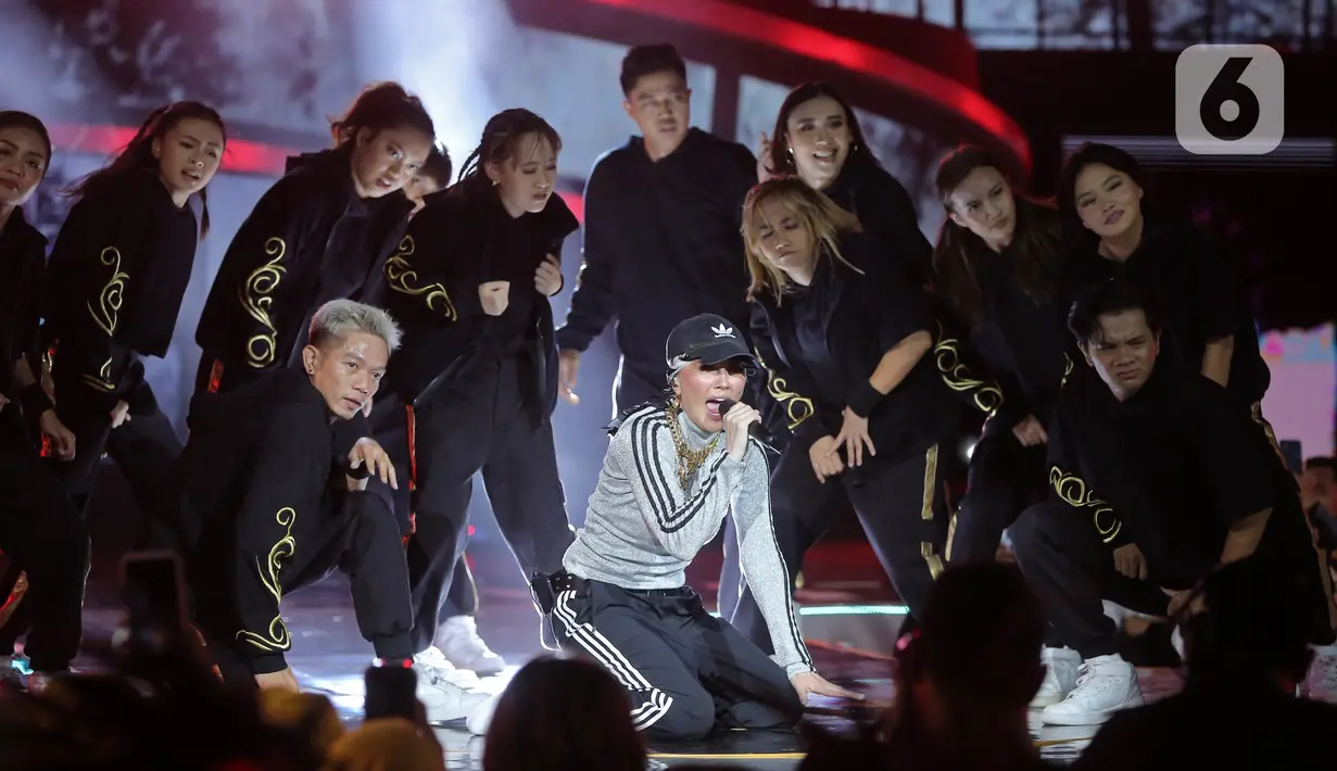Aksi Agnez Mo menjadi artis pembuka di atas panggung Konser Raya 28 Tahun INDOSIAR LUA28IASA di Studio 6 Emtek City, Jakarta, Rabu (10/1/2023). Dari dalam studio Agnez Mo beranjak pada panggung megah lainnya yang berada di area terbuka. (Fimela.com/Bambang E. Ros)