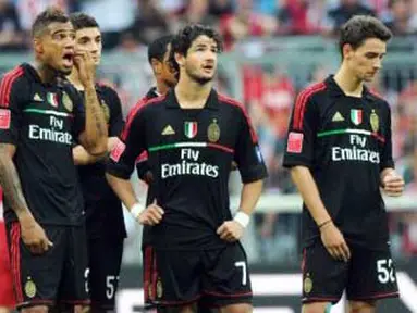 Clarence Seedorf (kedua dari kanan) bersama rekan-rekannya dari AC Milan pada perebutan tempat ketiga Audi Cup 2011 melawan Internacional di Allianz Arena, Munich, 27 Juli 2011. FP PHOTO/CHRISTOF STACHE