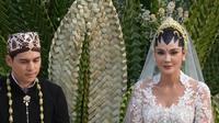 Luna Maya tampil cantik sebagai pengantin perempuan di momen akad nikah (YouTube Luna Maya)