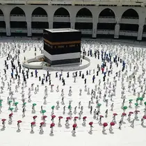tawaf umroh dan haji jaga jarak selama periode COVID-19. (AP/Arsip)