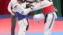 Atlet taekwondo putri Indonesia, Fitriyana Yusuf berhadapan dengan Liu Qing dari Makau pada babak 16 besar di Jakarta Convention Center (JCC), Senin (20/8). Fitriyana kalah tipis 21 - 25 pada kelas Wanita 67 kg. (Liputan6.com/Fery Pradolo)