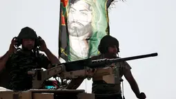 Dua tentara pasukan khusus Irak berada di sebuah tank yang dipasang bendera bergambar Imam Hussain saat bertempur melawan ISIS di Bartella, timur Mosul, Irak, (20/10). (REUTERS/Goran Tomasevic)
