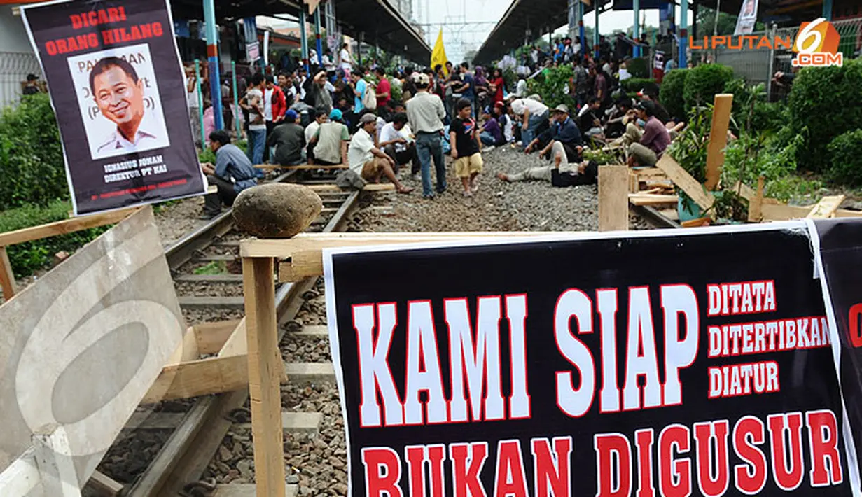 Kayu-kayu, batu, dan poster Dirut PT KA Ignatius Jonan di lokasi demo. (Liputan6.com/Helmi Fithriansyah)