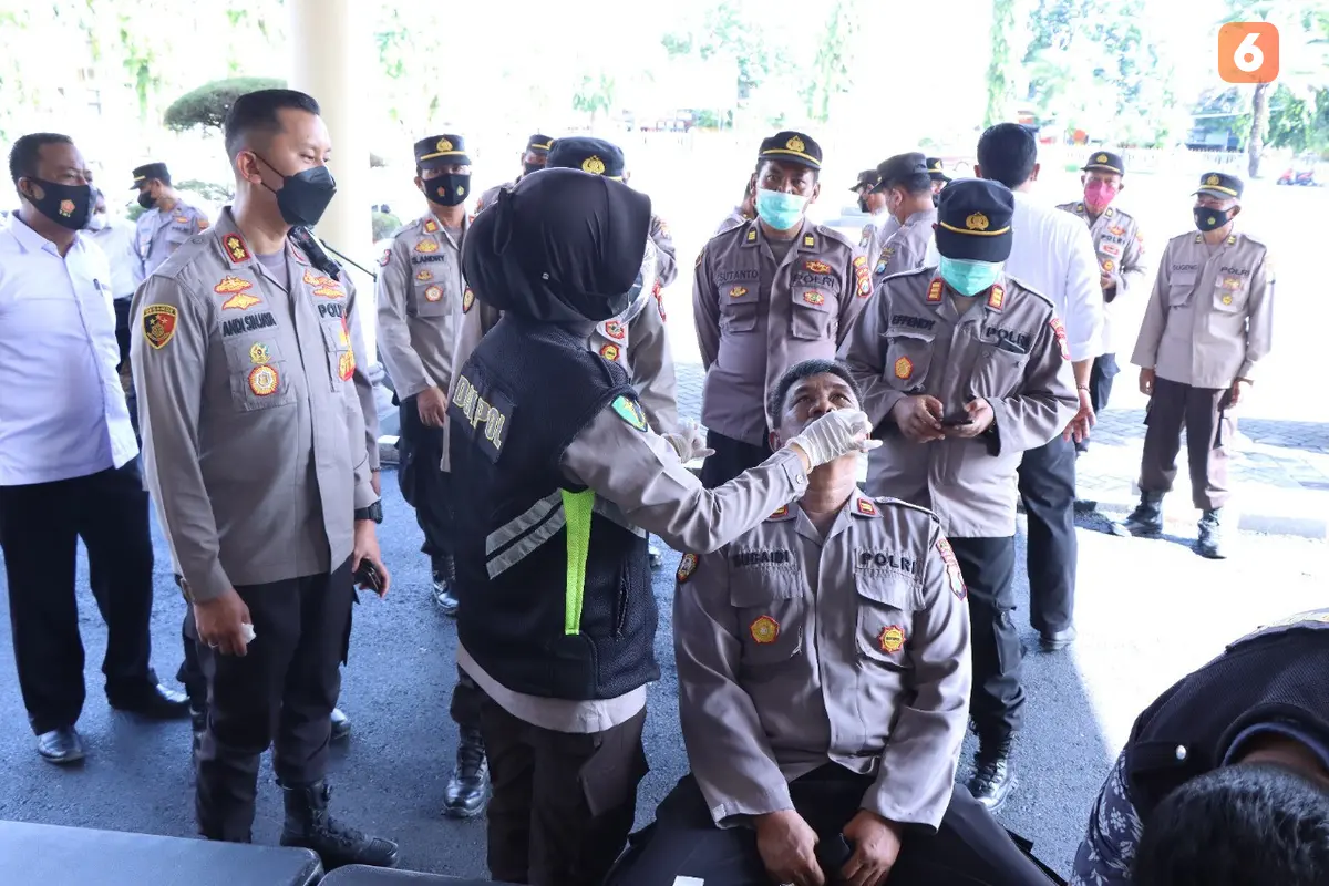 Kapolres Situbondo AKBP Andi Sinjaya (Kiri) Memantau Langsung Pelaksanaan Rapid Test Antigen Seluruh Personilnya di Mapolres Situbondo (Hermawan Arifianto/Liputan6.com)