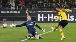 Gelandang Borussia Dortmund Thorgan Hazard mencetak gol ketika kiper Greuther Fuerth Sascha Burchert mencoba menghentikannya pada laga pekan ke-16 Bundesliga di Signal Iduna Park, Kamis (16/12/2021) dini hari WIB. Dortmund mampu meraih kemenangan 3-0 atas Greuther Fuerth. (AP Photo/Martin Meissner)