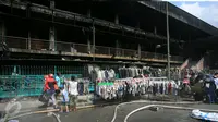 Para pedagang menjajakan dagangannya di luar pasar senen, Jakarta, Sabtu (21/1). Pasca kebakaran tidak membuat para pedangang putus asa, sebagian dri mereka ada yang tetap berjualan meskipun harua di bahu jalan. (Liputan6.com/Angga Yuniar)