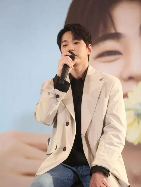 "Ini pertama kalinya datang ke Indonesia, jadi belum sempat jalan-jalan. Tetapi sempat kepikiran pergi ke Bali karena mendengar karena berselancar di sana bagus," ucapnya.  [FIMELA.COM/Adrian Utama Putra]