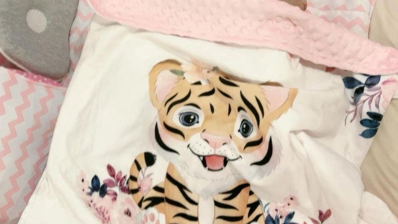 Tempat Tidur Dipenuhi Dengan Warna Pink