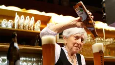 Kathi Kink (91) menuangkan bir kedalam gelas pesanan pengunjung di restoran 'Zum Goldenen Tal' di Weyarn, Jerman. Foto diambil pada 1 Februari 2015. (REUTERS/Michaela Rehle)