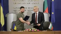 Presiden Ukraina Volodymyr Zelensky berjabat tangan dengan Perdana Menteri Bulgaria Nikolai Denkov di Sofia, Kamis (6/7/2023), setelah penandatanganan sebuah memorandum. (Dok. AP/Valentina Petrova)