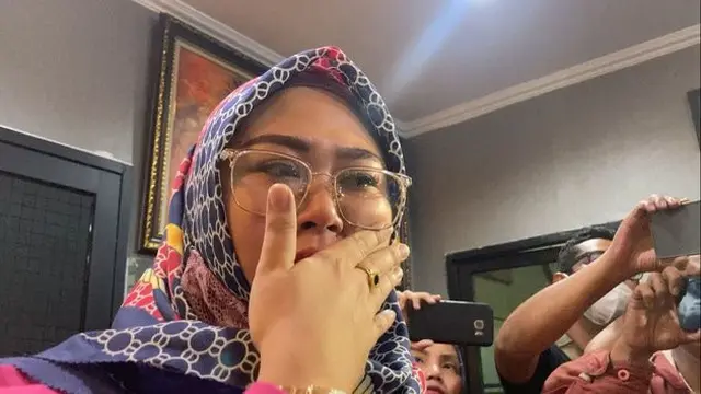 Makin Memanas, Ini 6 Momen Shelvie Hana Histeris saat Datangi Jumpa Pers Daus Mini