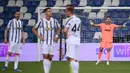 Kiper Juventus, Gianluigi Buffon (kanan) berteriak kepada rekan-rekannya usai kebobolan saat melawan Sassuolo dalam laga lanjutan Liga Italia 2020/2021 pekan ke-36 di Mapei-Citta del Tricolore Stadium, Rabu (12/5/2021). Juventus menang 3-1 atas Sassuolo. (AFP/Marco Bertorello)