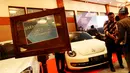 Sejumlah mobil hasil rampasan KPK yang dipajang dalam Lelang Expo 2017 di Jakarta Convention Center, Jumat (22/9).Tidak hanya barang sitaan, sejumlah barang hasil pelaporan gratifikasi ke KPK juga dilelang dalam acara itu. (Liputan6.com/Angga Yuniar)
