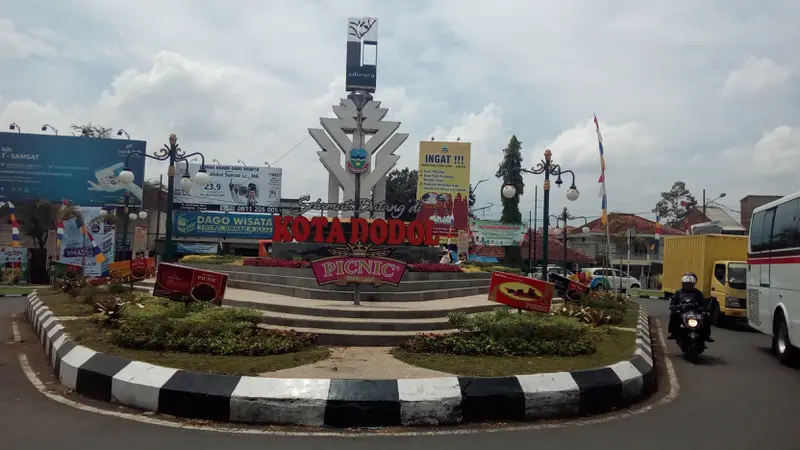 Tugua selamat datang di kota dodol Garut yang berada di Alun-Alun Tarogong Garut