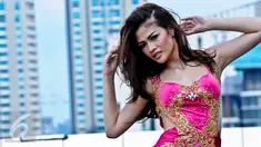 Penyanyi dangdut Hesty 'Klepek-Klepek' saat melakukan sesi foto di kawasan Senayan, Jakarta, 17 Desember 2014. Pedangdut bernama asli Hesty Aryatura itu diringkus jajaran Polda Lampung di salah satu hotel di Bandar Lampung. (Liputan6.com/Faisal R Syam)