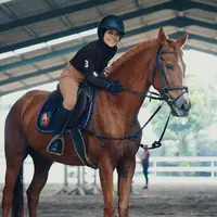 Menekuni olahraga berkuda, Lesti Kejora tunjukkan aura fearless-nya sebagai perempuan. Kita intip gaya sporty-nya yuk! [@lestykejora]