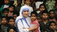 Bunda Teresa dikelilingi anak-anak (ABC News)