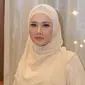 Mulan Jameela menjadi peragawati dadakan dalam peluncuran busana IM Syar'i x Dhini Aminarti. (dok. Instagram @mulanjameela1/https://www.instagram.com/p/BtGInHahc7g/Dinny Mutiah)