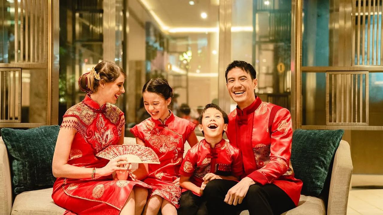 Potret Daniel Mananta dan Viola Photoshoot di Momen Imlek Bersama Kedua Anak, Cerianya Terpancar