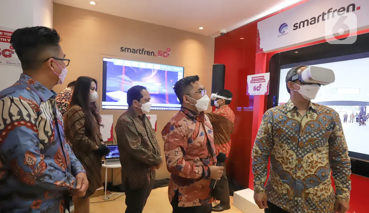 Direktur Standardisasi Perangkat Pos dan Informatika Kominfo Mulyadi (kanan) didampingi President Director smartfren Merza Fachys (tengah), Deputy CEO Djoko Tata Ibrahim (kiri) mencoba Virtual Reality (VR) pada Uji Coba 5G Tahap Dua di Jakarta, Kamis (17/6/2021). (Liputan6.com/Pool/smartfren)