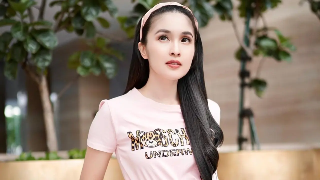 FOTO: Gaya Santai Sandra Dewi, Tampil Stylish