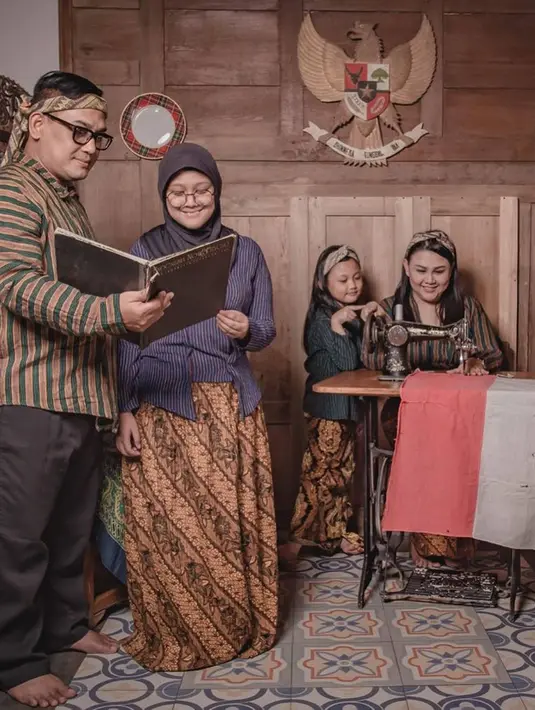 Pemotretan yang dilakukan di sebuah tempat wisata ini terlihat begitu ikonik dengan tema khas Jawa. Apalagi pemotretannya ini nampak dekat dengan momen kemerdekaan pada bulan Agustus dengan menampilkan bendera merah putih. (Liputan6.com/IG/@tia_afi2)