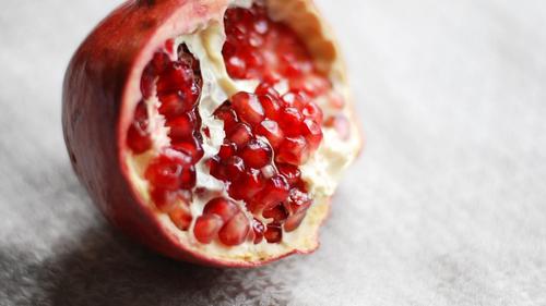 Buah Delima. Foto: Unsplash/ Laura Beutner