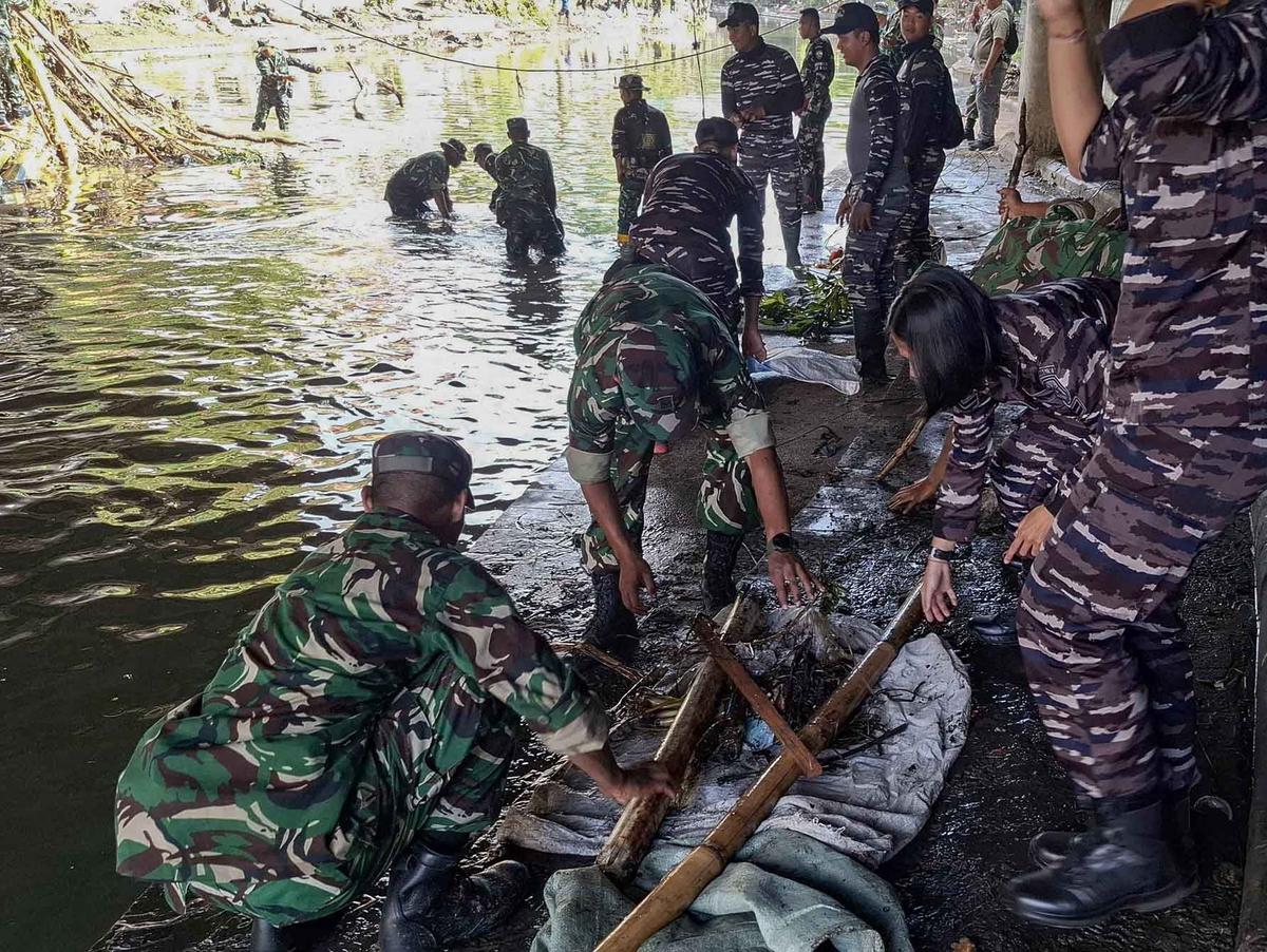 FOTO: Hari ke-4 Pasca Banjir Bandang, TNI AL Denpasar Terus Bantu Warga Bersihkan Kota